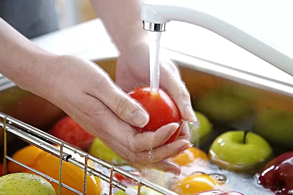 πλύσιμο λαχανικών και φρούτων για την πρόληψη μόλυνσης από σκουλήκια